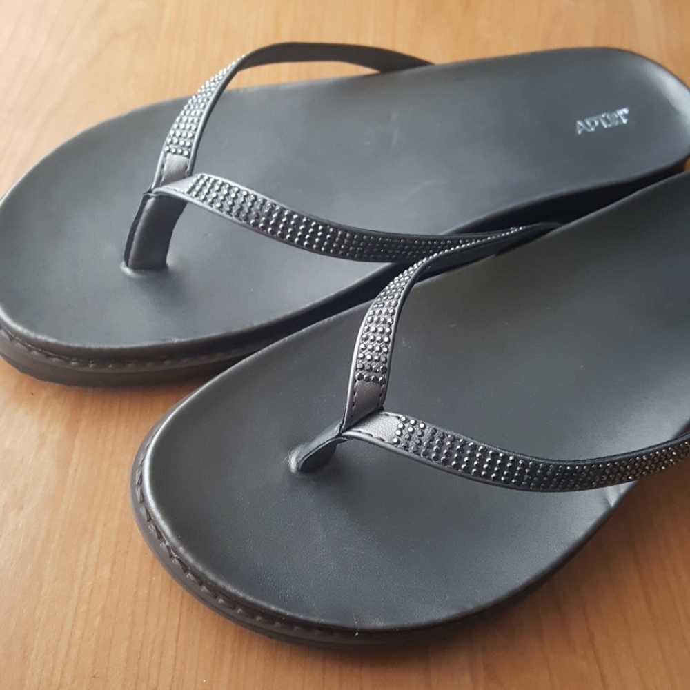 NEW Gray Pewter Sandals Apt.9